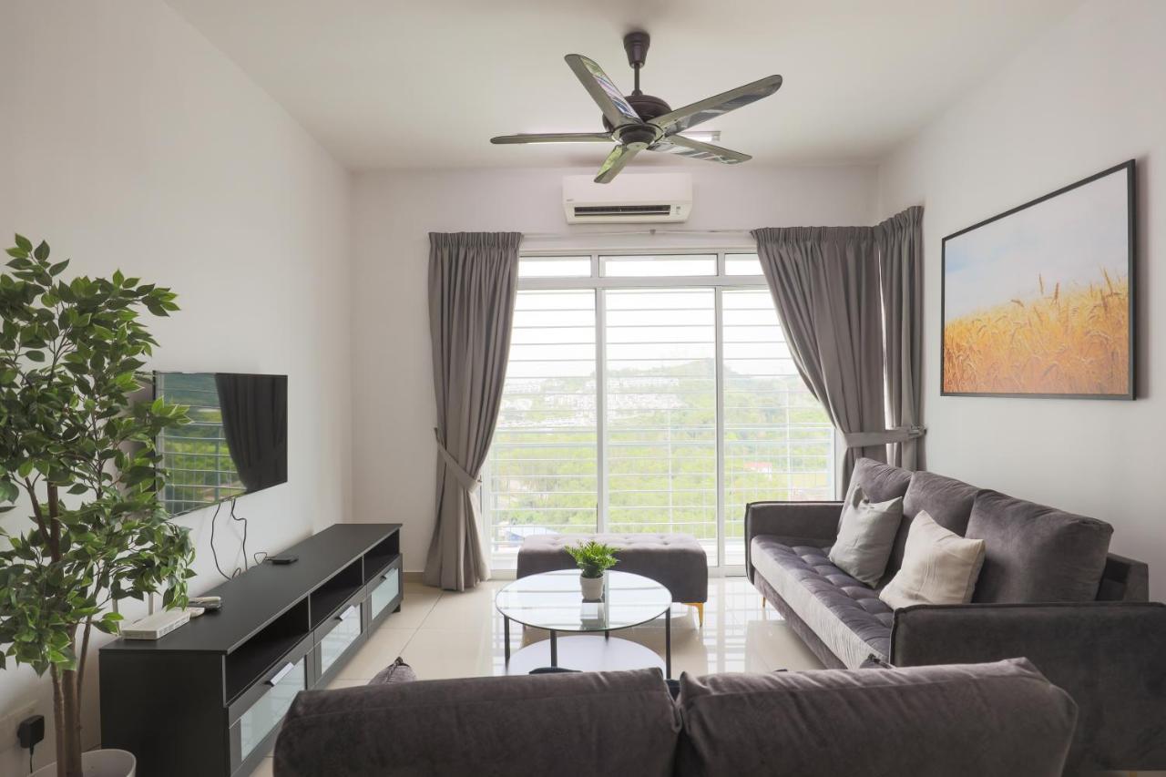 Cozy 3-Bedroom Condo With Pool - Seri Kembangan Dış mekan fotoğraf