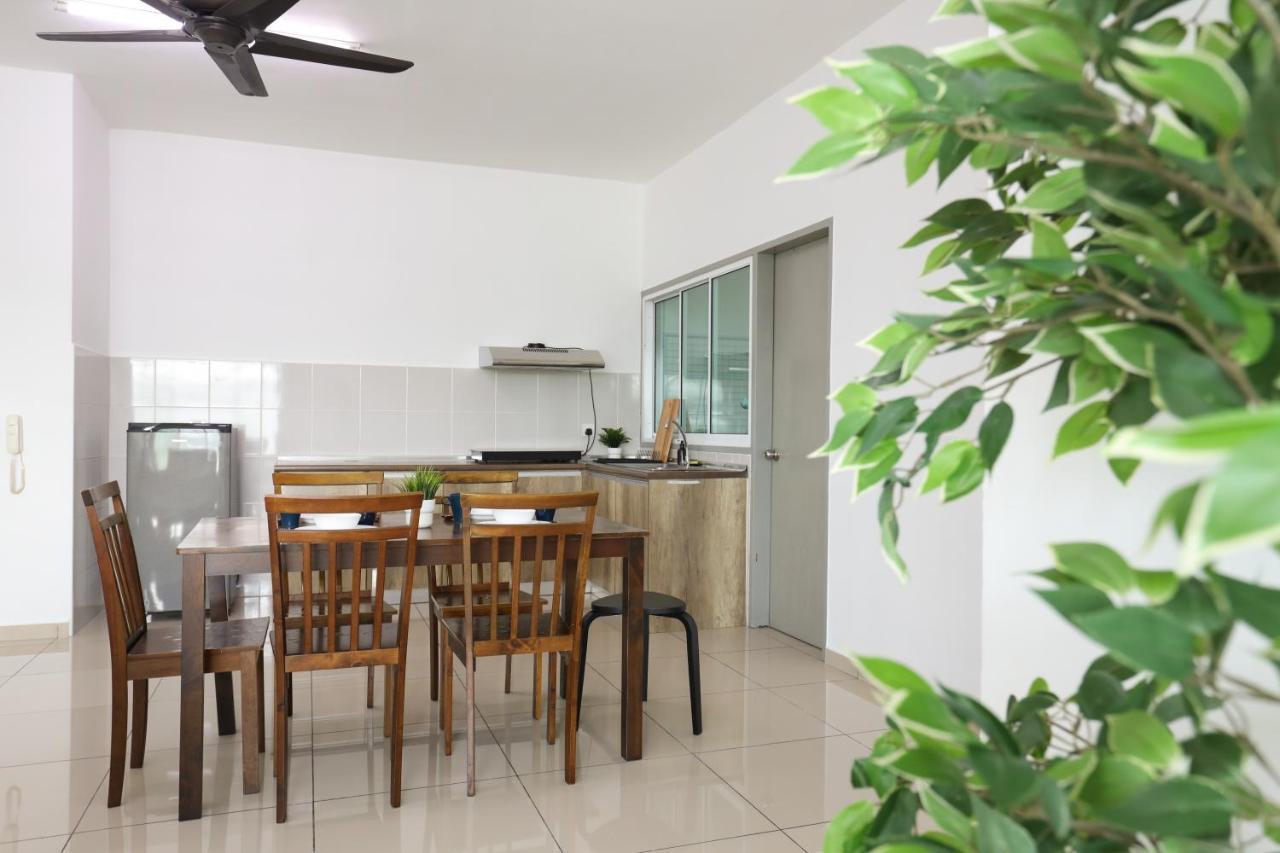 Cozy 3-Bedroom Condo With Pool - Seri Kembangan Dış mekan fotoğraf