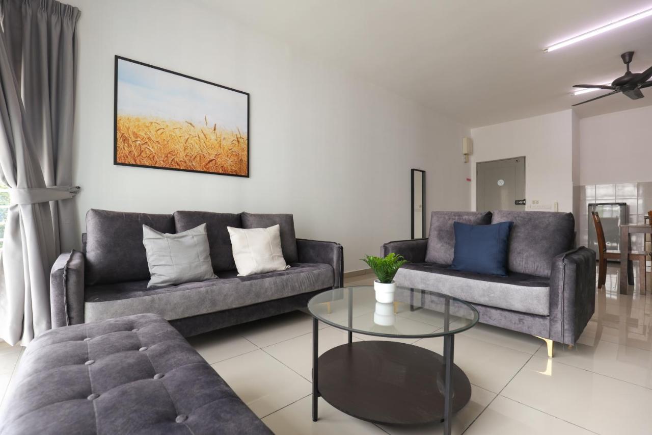 Cozy 3-Bedroom Condo With Pool - Seri Kembangan Dış mekan fotoğraf