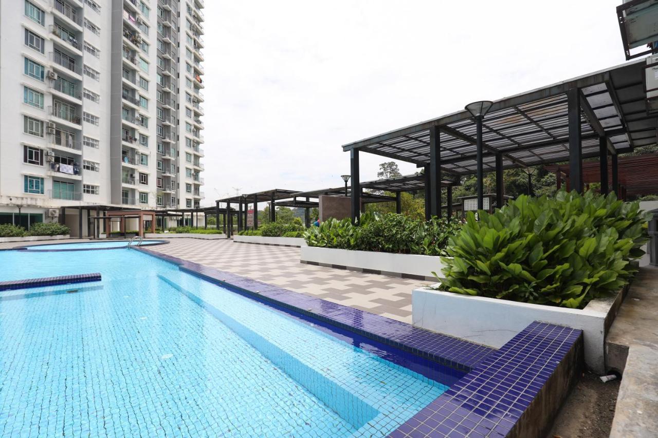 Cozy 3-Bedroom Condo With Pool - Seri Kembangan Dış mekan fotoğraf