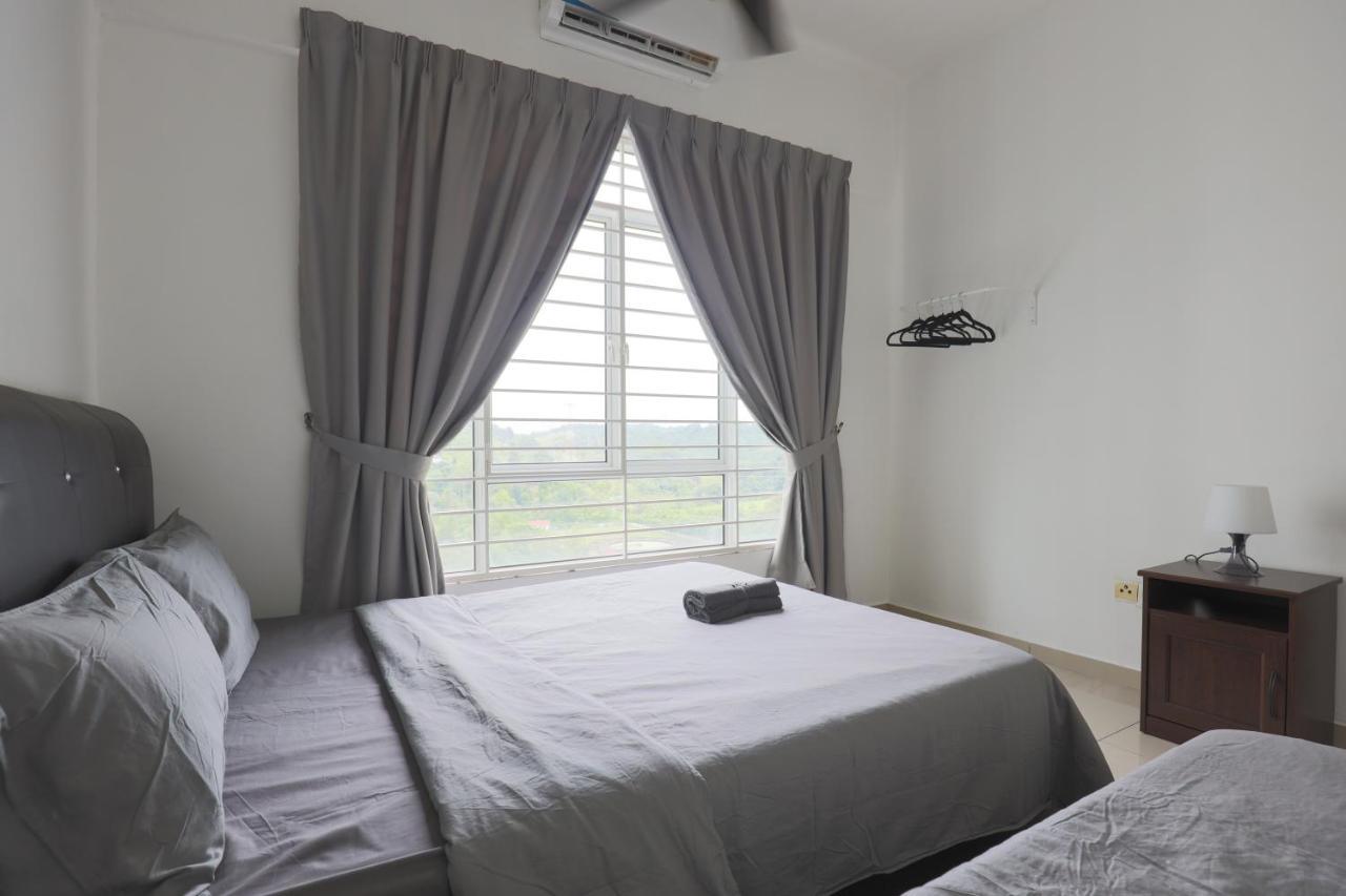 Cozy 3-Bedroom Condo With Pool - Seri Kembangan Dış mekan fotoğraf