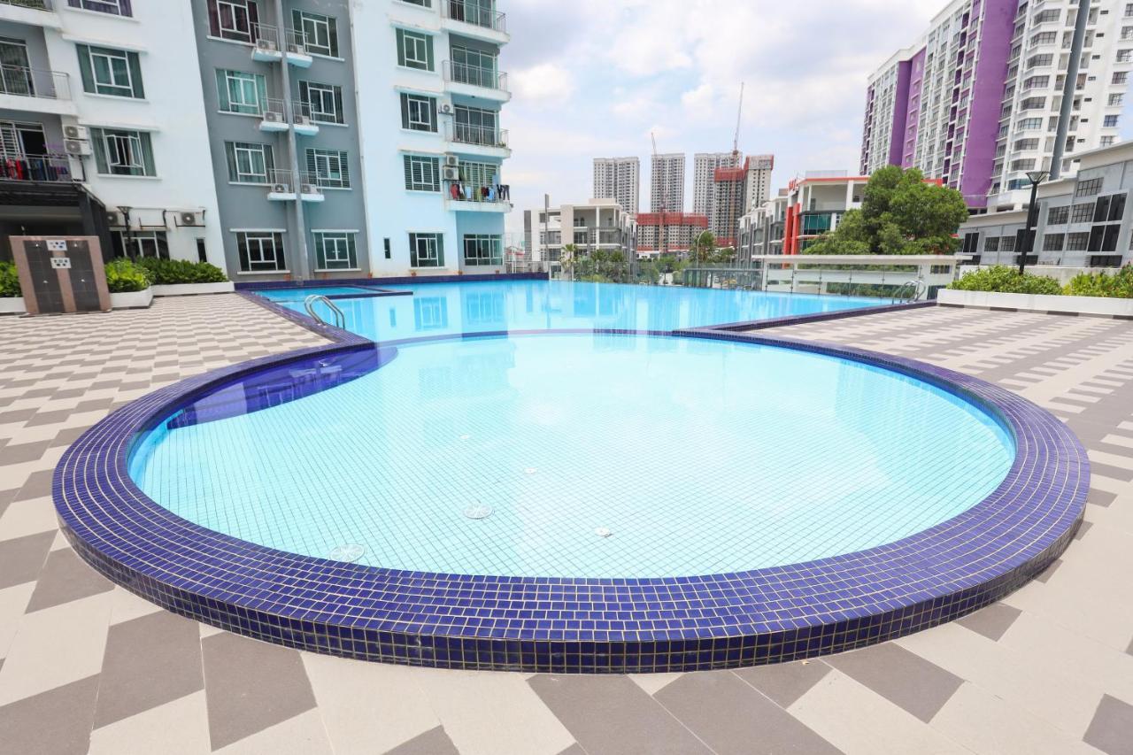Cozy 3-Bedroom Condo With Pool - Seri Kembangan Dış mekan fotoğraf