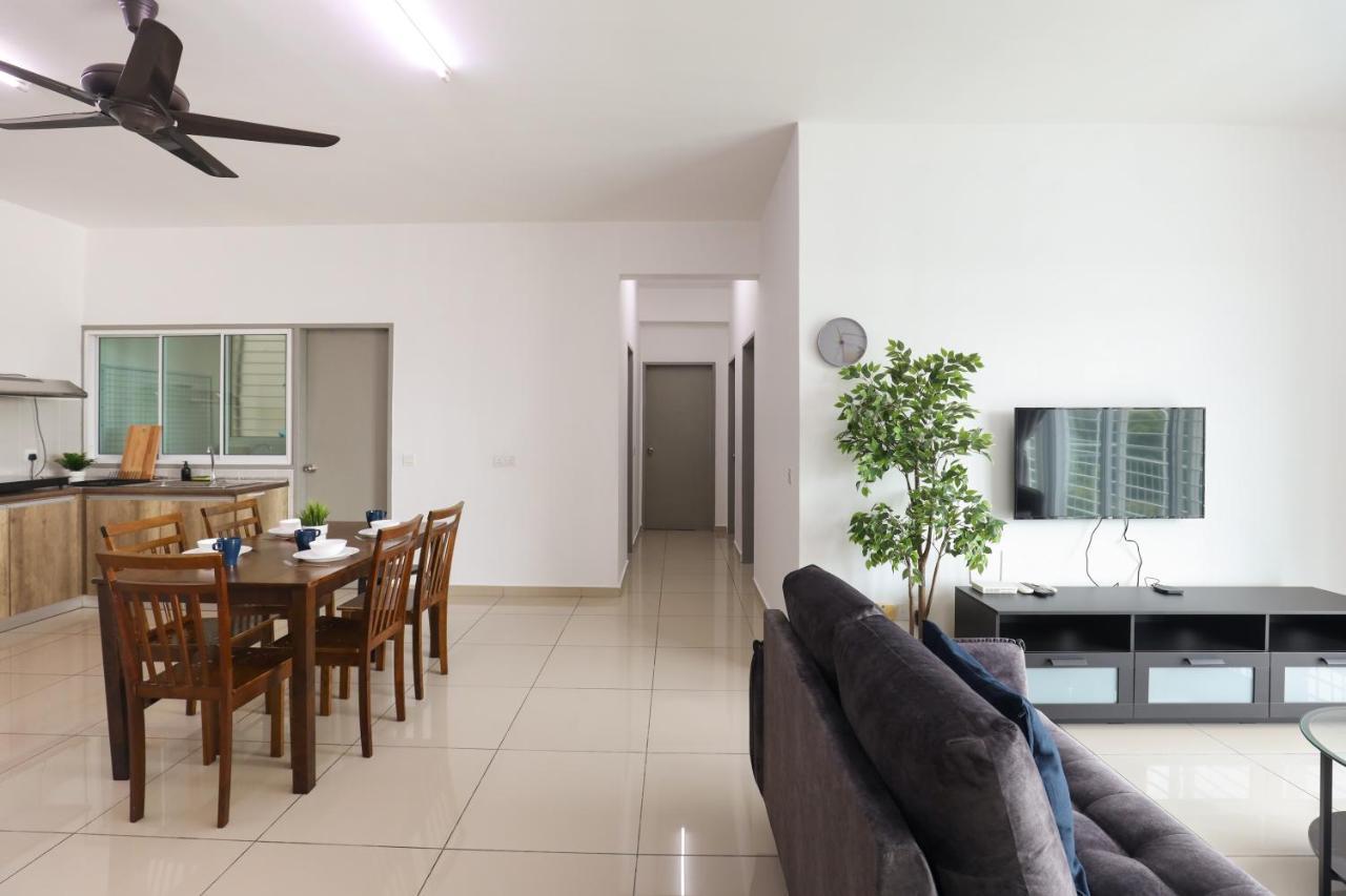 Cozy 3-Bedroom Condo With Pool - Seri Kembangan Dış mekan fotoğraf