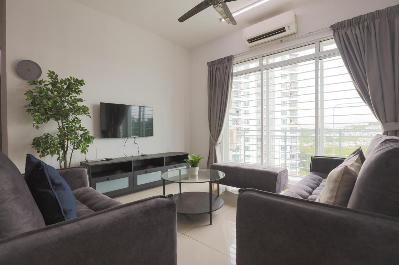 Cozy 3-Bedroom Condo With Pool - Seri Kembangan Dış mekan fotoğraf