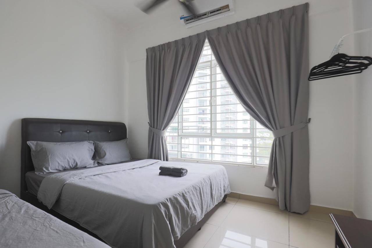 Cozy 3-Bedroom Condo With Pool - Seri Kembangan Dış mekan fotoğraf